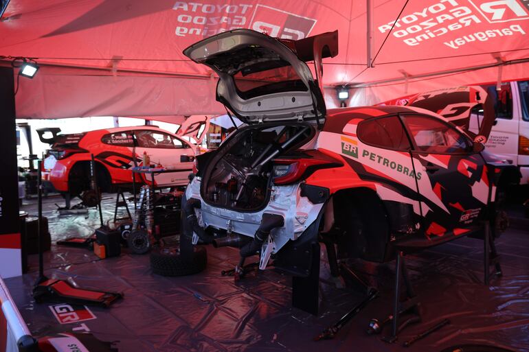Los Toyota GR Yaris Rally2 de Alejandro Galanti (d) y Thiago Weiler, en el Parque de Servicios.