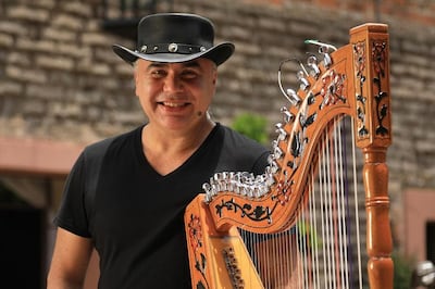 El arpista paraguayo Víctor Espínola ha cosechado gran reconocimiento por todo el mundo.