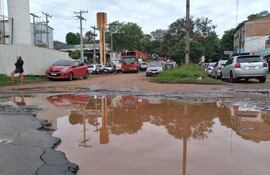 El deterioro de la avenida Heriberta Matiauda en su intersección con la calle Tupãsy Roga está prácticamente intransitable..