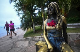 Esta vista muestra la estatua de la fallecida actriz francesa Brigitte Bardot en el paseo costero Orla Brigitte Bardot, en la ciudad de Armação dos Búzios, en el estado de Río de Janeiro, Brasil, el 3 de enero de 2026.