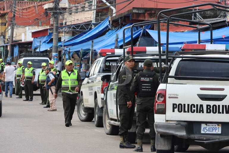 Imágenes del operativo para capturar a Sebastián Marset realizado en Las Palmas (Santa Cruz) de Bolivia, compartidos por El Deber. Hay alrededor de cinco aprehendidos, entre ellos el líder narco uruguayo.