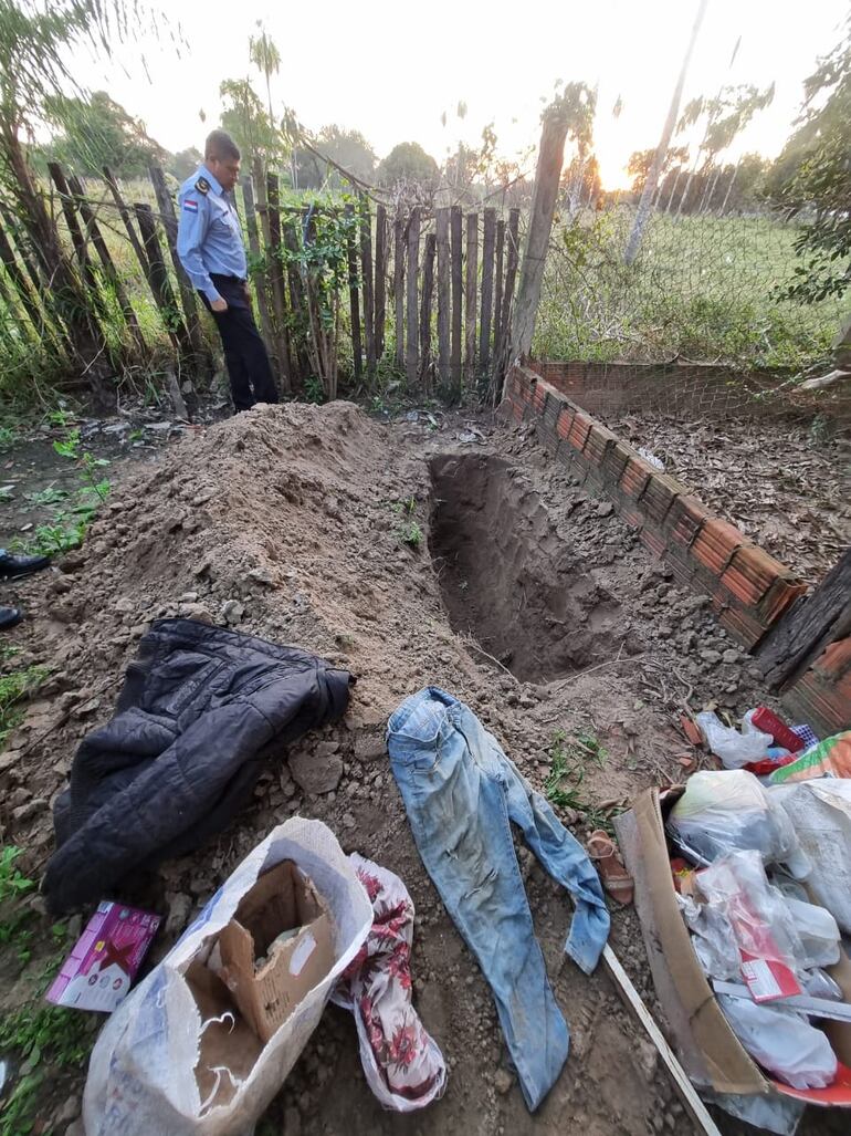 Una fosa fue encontrada en el patio de la casa allanada.
