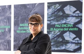 Paz Encina posa en Milán junto al anuncio de su cortometraje "El aroma del viento".