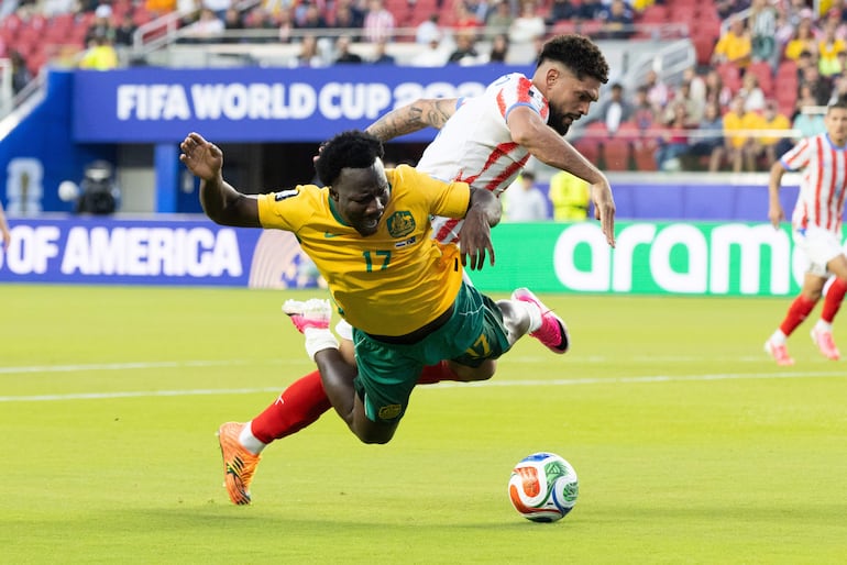 El delantero australiano Nestory Irankunda y el defensa paraguayo Omar Alderete en acción durante el partido de la fase de grupos de la Copa Mundial de la FIFA 2026 entre Paraguay y Australia, en el estadio del Área de la Bahía de San Francisco en Santa Clara, Estados Unidos, el 25 de junio de 2026.

