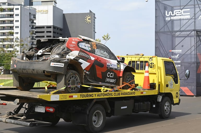 El Toyota GR Yaris Rally1 del japonés Takamoto Katsuta ingresando al Parque de Servicios del Rally del Paraguay en la Costanera de Encarnación.