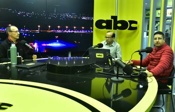El próximo ministro de Defensa Nacional, Óscar González (izq.), con los periodistas Osvaldo Cáceres e Iván Leguizamón, durante el programa Momento Justo de radio ABC Cardinal 730 AM.