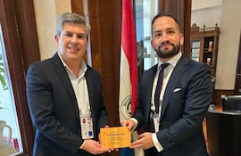 Directivos del Banco Atlas reciben el STP Award 2023 por parte de Commerzbank AG.