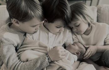 ¡Pequeños principitos! Alexander (8), Gabriel (7) y Julián (3) con la recién nacida Inés.