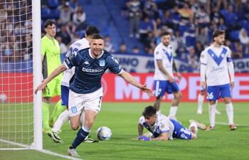 Adrián Martínez de Racing celebra un gol este martes, en un partido de cuartos de final de la Copa Libertadores entre Vélez Sarsfield y Racing Club en el estadio José Amalfitani en Buenos Aires (Argentina).