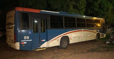 Un vendedor ambulante resultó herido luego de que un camión lo arrojara bajo las rudas de un bus en Capiatá.