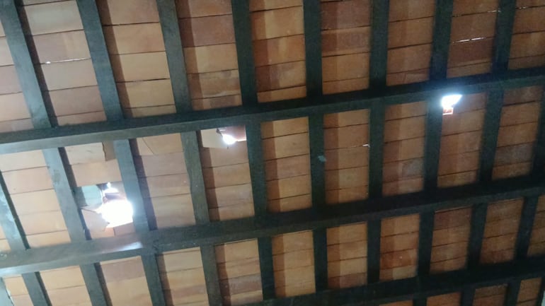 Los granizos afectaron no solo el tejado, sino también en algunos sectores comprometió a toda la estructura del techo.