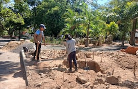En la plaza Bernardino Caballero se tenía el pedestal del busto de Bernardino Caballero, el cual fue demolido por disposición del intendente Emigdio Ruiz Díaz.