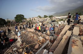 Personas realizan labores de búsqueda en una zona afectada por un terremoto, en La Guaira (Venezuela).