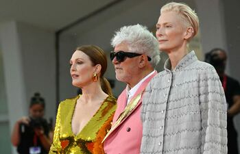 El cineasta español Pedro Almodóvar y las actrices Julianne Moore y Tilda Swinton durante el estreno de "La habitación de al lado" el lunes en el Festival de Cine de Venecia.