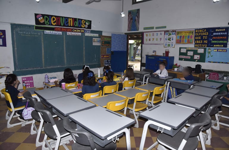Niños del primer ciclo iniciaron las clases sin profesora en la escuela General Andrés Rodríguez, de Asunción.