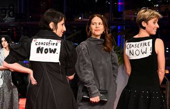 La directora Eliza Hittman, la programadora Andrea Picard y la productora Katrin Pors en la alfombra roja de la Berlinale.
ANNEGRET HILSE (REUTERS)