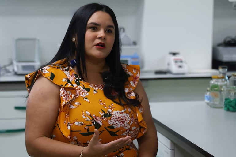 La profesora de biología e investigadora de algas Noemí León hablando durante una entrevista con EFE, en los laboratorios del Instituto de Investigaciones Científicas y Servicios de Alta Tecnología de Panamá (Indicasat-AIP)
