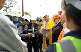 Imagen ilustrativa: autoridades del Ministerio de Obras Públicas y Comunicaciones, entre ellas, la ministra Claudia Centurión.