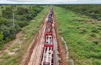 Camiones de carga atrapados en el barro en el Alto Paraguay