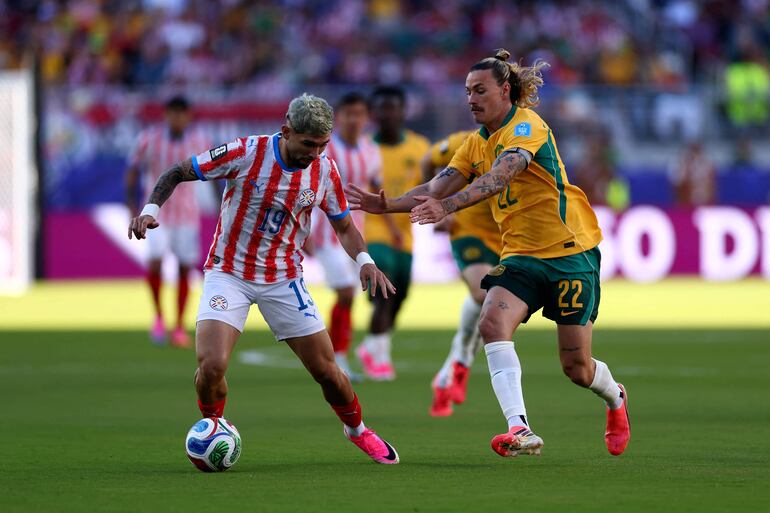 Julio Enciso de Paraguay controla el balón bajo la presión de Jackson Irvine de Australia antes del partido del Grupo D de la Copa Mundial de la FIFA 2026 entre Paraguay y Australia en el San Francisco Bay Area Stadium.
