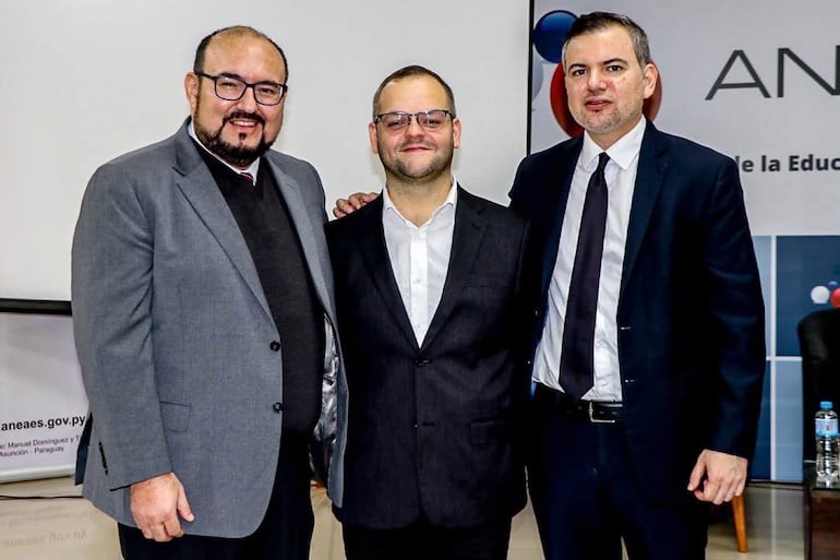 El rector de la UMAX, Prof. Dr. Javier Quiñónez (izq.), participó en la presentación realizada por directivos de ANEAES.