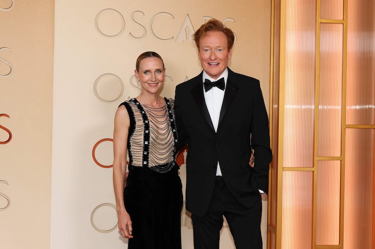 Liza Powel y el conductor de los Óscar, el comediante Conan O'Brien, están casados desde 2002 y siempre se los ve enamorados y felices. (ANGELA WEISS / AFP)