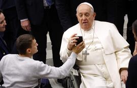 Un feligrés muestra un móvil al papa Francisco durante la audiencia general semanal en El Vaticano este miércoles.