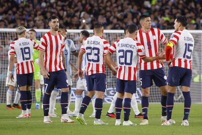 Los jugadores de la selección paraguaya al final del partido ante Argentina por la tercera fecha de las Eliminatorias Sudamericanas al Mundial 2026 en el estadio Más Monumental, en Buenos Aires, Argentina.