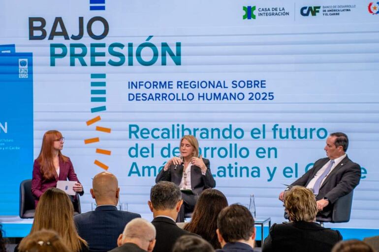 Cecilia Vuyk, Ana María Baiardi y Carlos Paris asintiendo en el panel.