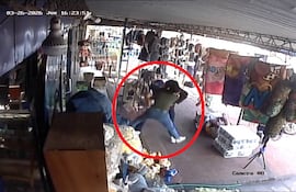 Dueña de local forcejea con ladrón armado y evita ser despojada