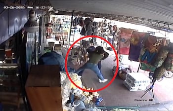 Dueña de local forcejea con ladrón armado y evita ser despojada