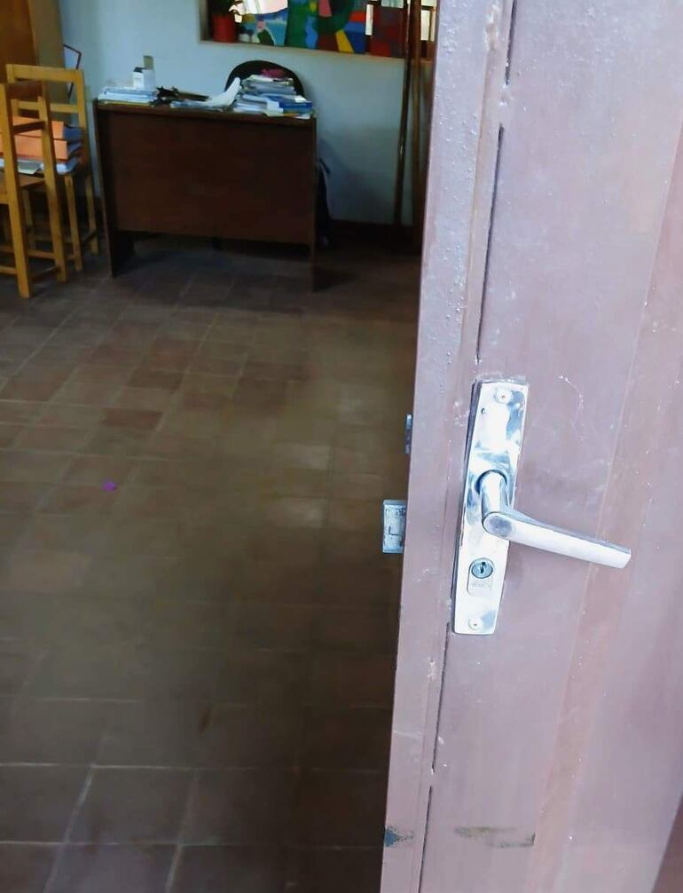 Se constató ruptura de acceso en la Dirección del Colegio Nacional Comandante Carmelo Peralta, Quiindy.