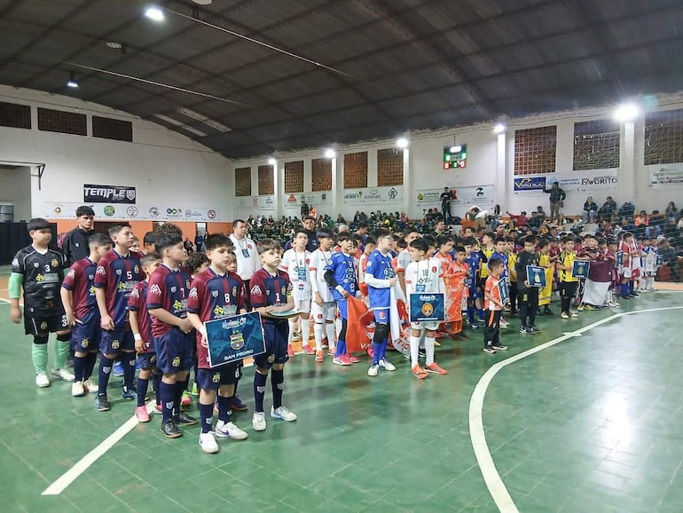 Desfile inaugural de las delegaciones que disputan el titulo nacional en la C 11