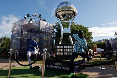 Fotografía de una réplica del trofeo de la Copa Sudamericana en la Fiesta Sudamericana. Asunción se prepara para albergar este sábado la final única de la Copa Sudamericana entre el Racing argentino y el Cruzeiro brasileño, que entregará al campeón un premio de seis millones de dólares y traerá a la capital paraguaya un repunte de la actividad hotelera y comercial. EFE/ Juan Pablo Pino