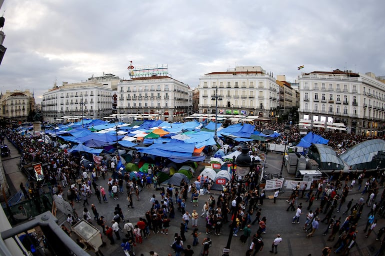 Vista de la Puerta del Sol donde unas mil personas acamparon en protesta por la situación de la vivienda.