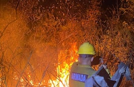 vImágenes del gran incendio registrado ayer en Nueva Asunción. Militares capacitados estuvieron durante muchas horas trabajando hasta controlar las llamas.