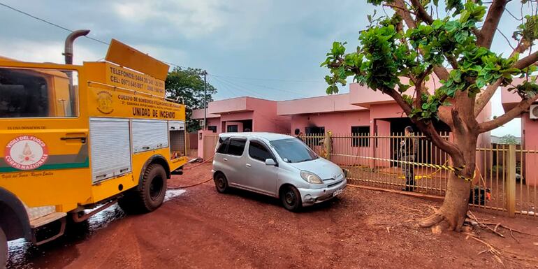 Bomberos intervienen en el incendio en el departamento del docente que previamente fue asesinado con 18 puñaladas. Fue en Nueva Esperanza, Canindeyú.