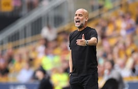 El entrenador del Manchester City, Pep Guardiola, grita durante el partido de la Premier League inglesa entre el Wolverhampton Wolves y el Manchester City.