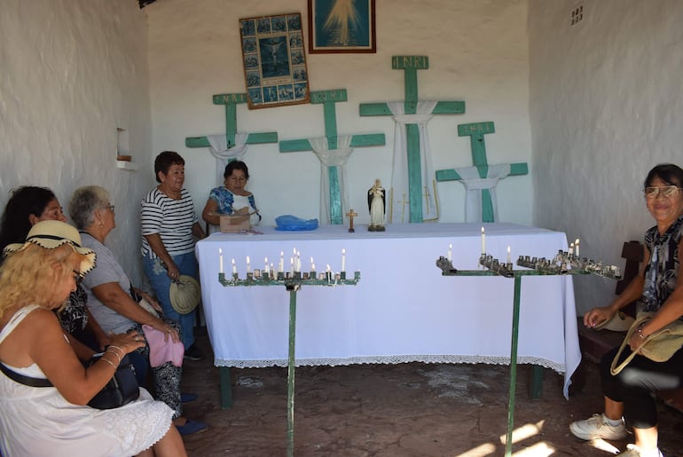 En la cima del cerro, el Oratorio Gamarra reúne a los fieles que acuden con fe para solicitar bendiciones o agradecer mediante el cumplimiento de sus promesas.