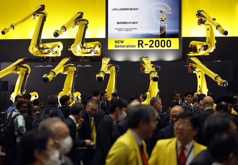Robots industriales se exhiben en el stand de Fanuc durante la Exposición Internacional de Robots 2025 (iREX2025) en Tokio, Japón, el 3 de diciembre de 2025.