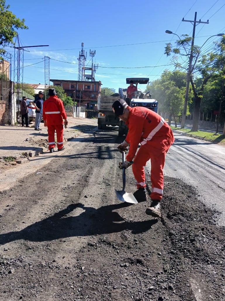 Obreros de la Dirección de Vialidad trabajan en la avenida Artigas casi Puente Mburicaó.
