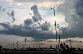 Clima pronóstico verano calor cielo temperatura nublado nubes atardecer Costanera Norte Asuncion