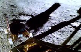 Un breve vídeo publicado por ISRO en su cuenta de Instagram muestra cómo poco después de que la misión atarrizase cerca del polo sur de la Luna este 23 de agosto, Pragyan descendió por la rampa desplegada desde el módulo de aterrizaje para llegar al suelo y dejar sus primeras rodadas en la superficie lunar.