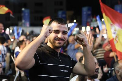 AME1275. RAMALA (-), 20/07/2026.- Personas reaccionan tras el triunfo de la selección de España ante Argentina en la final del Mundial de la FIFA 2026, este lunes, en Ramala. EFE/ Magda Gibelli