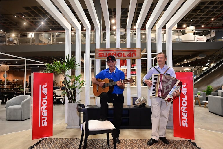 Roberto Haseitel es un músico aficionado. Después de recibir su premio, realizó un breve show junto a su amigo.