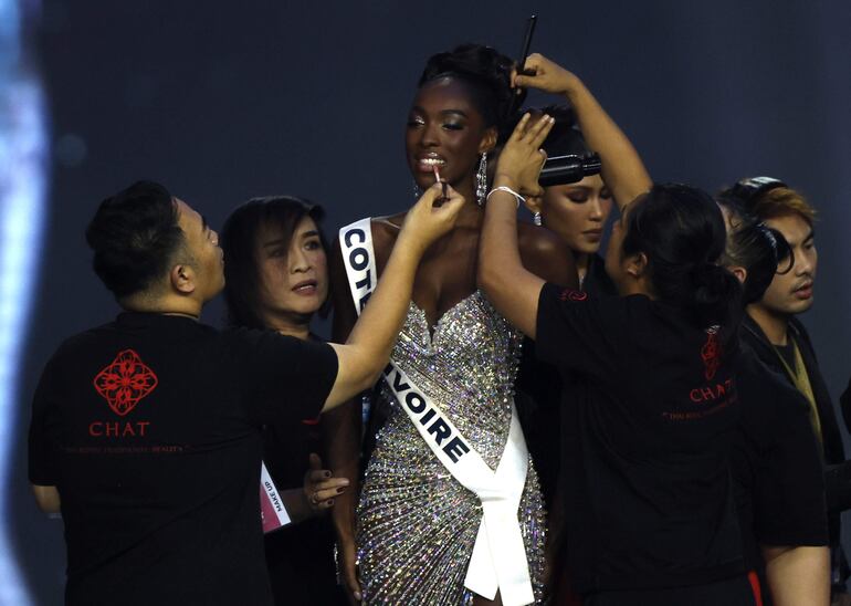 Miss Costa de Marfil Olivia Yacé es maquillada durante la 74.ª edición de Miss Universo 2025. (EFE/EPA/RUNGROJ YONGRIT)
