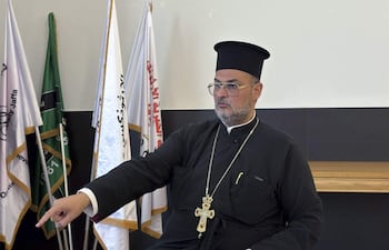 TEL AVIV, 08/10/2026.- El padre Constantín Náser, párroco de la comunidad greco-ortodoxa de Yafa, denuncia haber sido detenido y agredido por la Policía israelí después de intervenir en defensa de un joven árabe, un episodio que ha vuelto a poner el foco sobre la tensión entre la población árabe y las fuerzas de seguridad en esta ciudad mixta.- EFE/ Miguel Flores