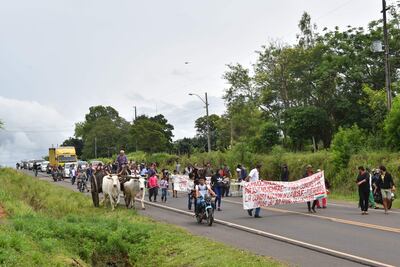 Numerosos pobladores de Potrerito, Capiibary, acompañaron el traslado de los equipos del puesto de salud a su local propio, que se cae a pedazos. 