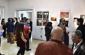 Sobre el nombre de la muestra Luis Vera refiere: "“Si bien el título fue extraído del uso común, más adentro que afuera, en este caso se refiere al uso de los espacios que habitamos."