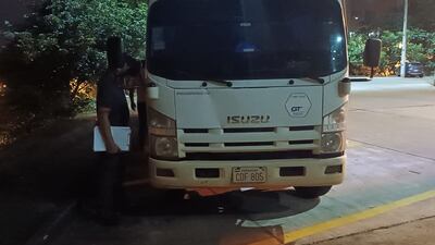 El camión en que estaba la víctima cuando fue atacada por los motochorros.